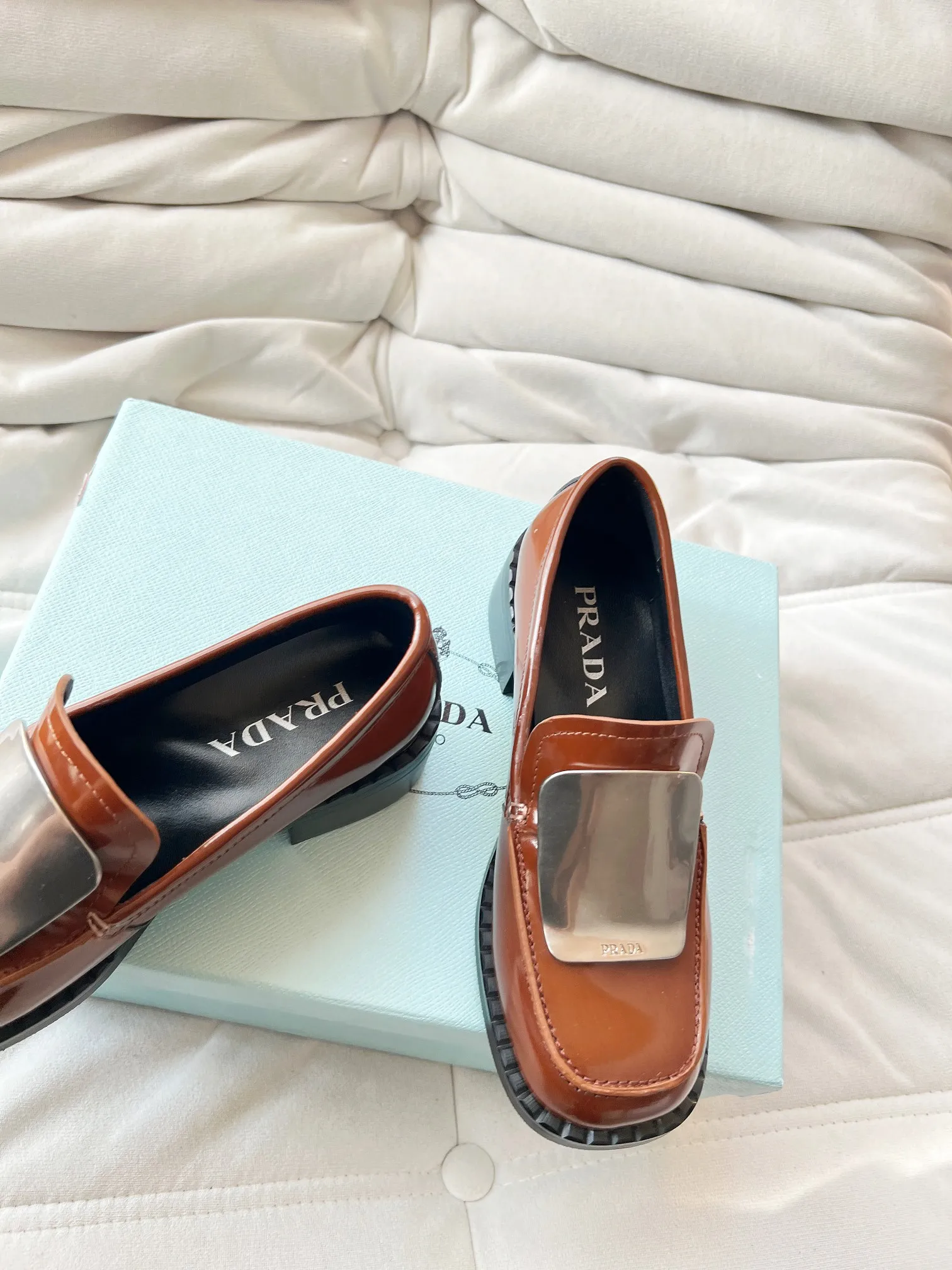 👟👟Ex-factory price 560👟👟 Prada’s new spring and summer women’s clothing｜Absolutely beautiful🥰Exception! Extra number! Anita will continue to update the latest SS25 catwalk pre-sale models, with novel logos as soul mates. Full of fun ~ Adhering to the trend-setting vane, you must believe in Prada's ability to capture fashion. 35-42 yards